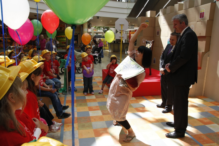 Foto: Kinderstadt Knirpsala mit Oberbürgermeister © Landeshauptstadt Erfurt, Stadtverwaltung Foto - Stadtführerin Franziska Bracharz in Aktion bei der Eröffnung der Kinderstadt Knirpsala