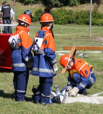 Foto: Jugendfeuerwehr © Stadtverwaltung Erfurt Drei Kinder bei einer Übung der Jugendfeuerwehr.