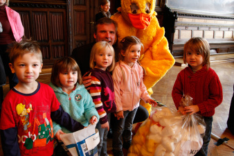 Kinder tragen einen Sack voller Plastikenten.