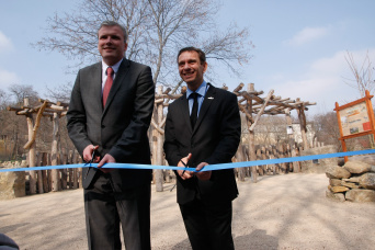 Scherenschnitt: OB Andreas Bausewein und Zooparkdirektor Thomas Kölpin durchtrennen ein blaues Band - im Hintergrund das neue Gehege.