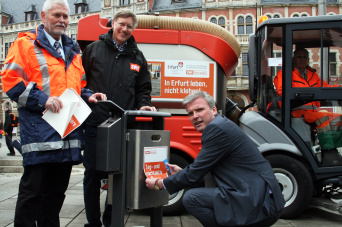 Starten gemeinsam den Frühjahrsputz von Stadtverwaltung und Stadtreinigung: Tiefbauamtsleiter Gerhard Glanz, Stadtwerkegeschäftsführer Andreas Jahn und OB Andreas Bausewein (v.l.) vor einer Kehrmaschine