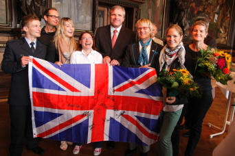 Erfurter Olympia- und Paralympics-Teilnehmer, ihre Betreuer und OB Bausewein mit der Flagge Großbritanniens