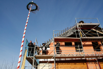 Der Rohbau des Gerätehauses, links daneben der Richtkranz.