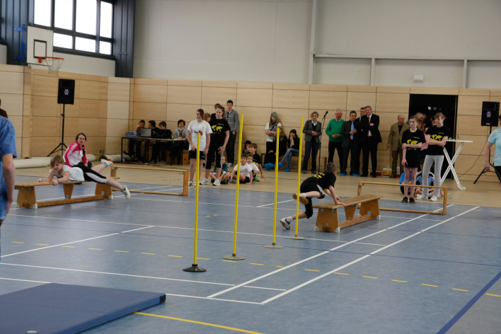 Kinder auf Sportgeräten in der neuen Urbicher Turnhalle.