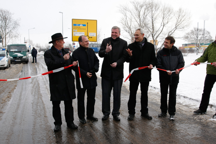 Durchtrennen auf der neuen Zooparkstraße gemeinsam das Absperrband: Tiefbauamtsleiter Gerhard Glanz, Beigeordneter Ingo Mlejnek, Oberbürgermeister Andreas Bausewein, Bauleiter Giselher Grenzdörfer und Zooparkdirektor Thomas Kölpin