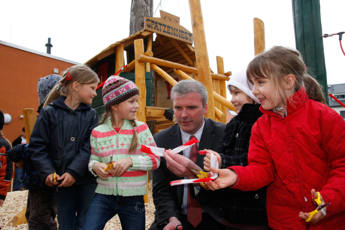 Oberbürgermeister spielt mit Kindern