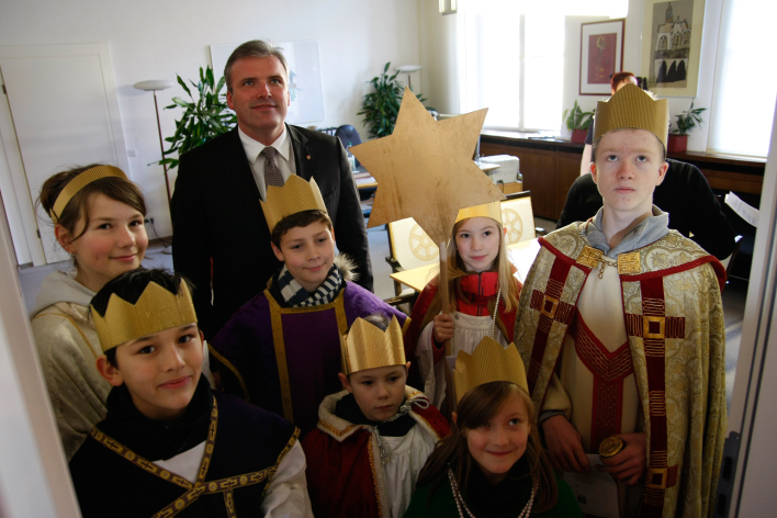 Sieben Sternsinger im Büro des Oberbürgermeisters