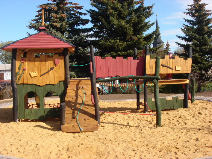 Spielplatz aus Holz mit Türmchen