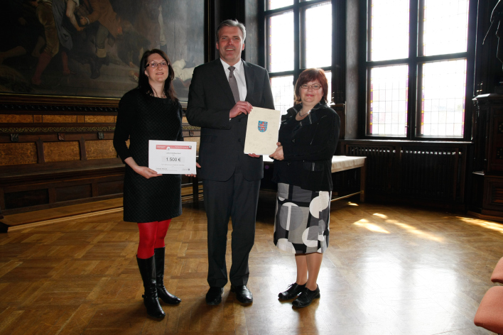 Zwei Damen erhalten vom Oberbürgermeister den Scheck