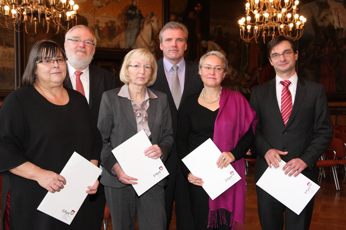 Oberbürgermeister Andreas Bausewein mit den frisch gewählten fünf Beigeordneten im Festsaal des Rathauses.