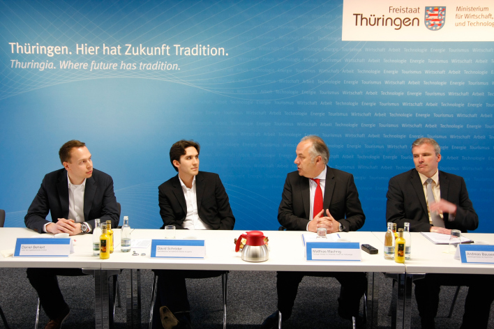 Wirtschaftsminister und Vertreter der Firma zur Pressekonferenz