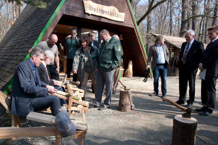 Die Holzwerkstatt der Fuchsfarm wird von der Prominenz ausprobiert.