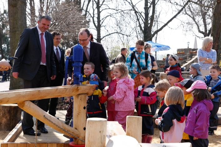 Oberbürgermeister und Kinder testen den neuen Spielplatz 