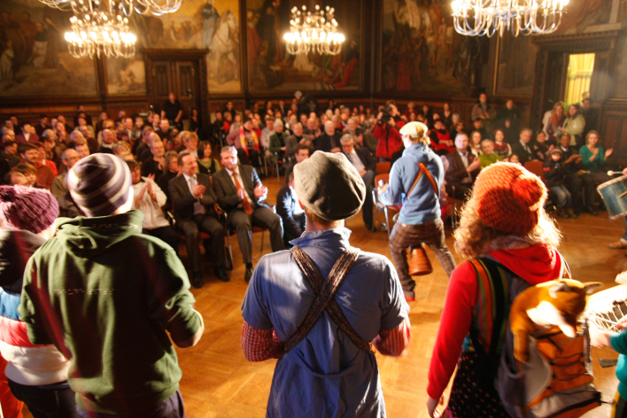 Blick in den Rathausfestsaal, wo eine Trommlergruppe das Publikum mitreißt.