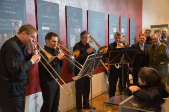 Musikinstrumente von Weltrang: Ausstellung zur Firma Kruspe im Foyer des Theaters Erfurt