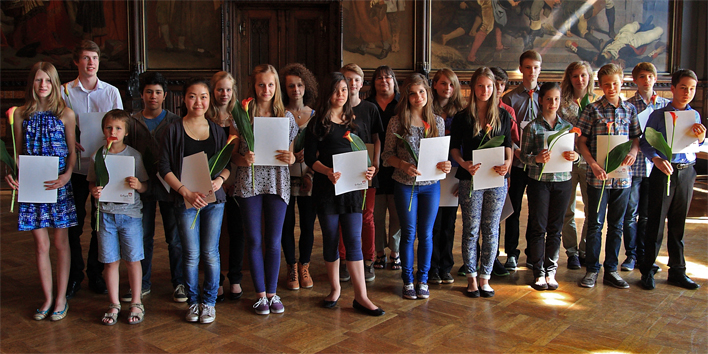 Foto: Ehrung der Erfurter Preisträger im Bundeswettbewerb 'Jugend musiziert' © Stadtverwaltung Erfurt Gruppenbild von ca. 20 Mädchen und Jungen mit Bürgermeisterin.