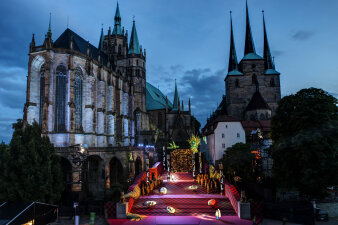 Ensemble von Dom und Severie mit den Domstufen als bunt erleuchtete Theaterbühne