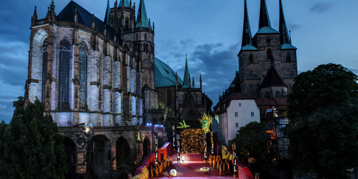 Ensemble von Dom und Severie mit den Domstufen als bunt erleuchtete Theaterbühne