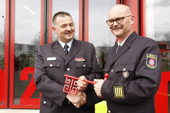 Schlüsselübergabe von Feuerwehrchef Tobias Bauer an den Wachvorsteher der Feuerwache 2, Maik Bärwald. 