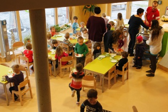 Blick vom zweiten Obergeschoss auf den Essensbereich im Erdgeschoss