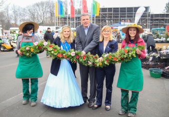 Zur Eröffnung des Spezialmarktes schneiden OB Bausewein und Kathrin Weis ein Blumenband durch. 