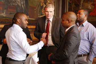 Die afrikanischen Nachwuchsführungskräfte im Gespräch mit dem Oberbürgermeister