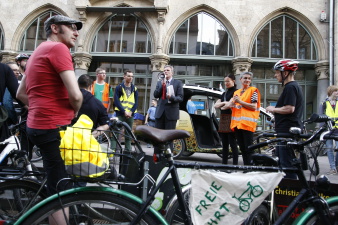 Oberbürgermeister Andreas Bausewein spricht zu den demonstrierenden Radfahrern neben dem Erfurter Rathaus. 