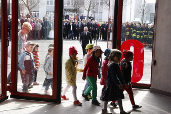 Kinder der nahe gelegenen Kita erkunden die Halle mit den Stellplätzen der Feuerwehr.  