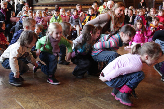 Kinder laufen im Entengang durch den Rathausfestsaal