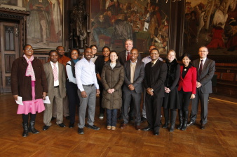 Gruppenbild der afrikanischen Delegation mit dem Oberbürgermeister