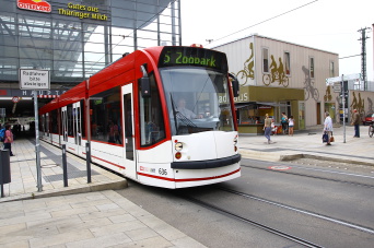 Straßenbahn passiert eine Unterführung mit der Aufschrift Hauptbahnhof.