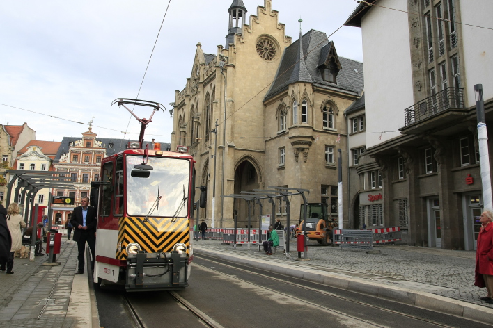Straßenbahn steht an neugestalteter, barrierefreier Haltsstelle vor dem Rathaus