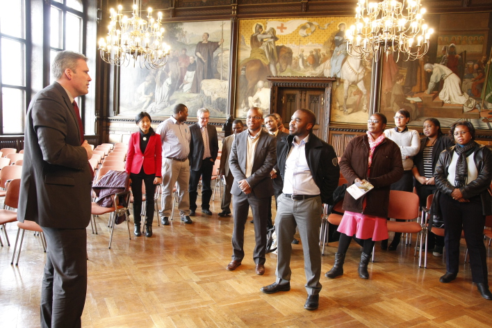 Oberbürgermeister Andreas Bausewein erklärt der Delegation die Bilder des Rathausfestsaals