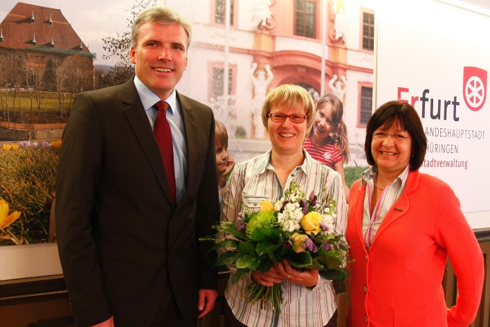 Die Erfurtbotschafterin Birgit Fehling erhält von OB Bausewein und Frau Dr. Hildebrandt Blumenstrauß und Urkunde. 