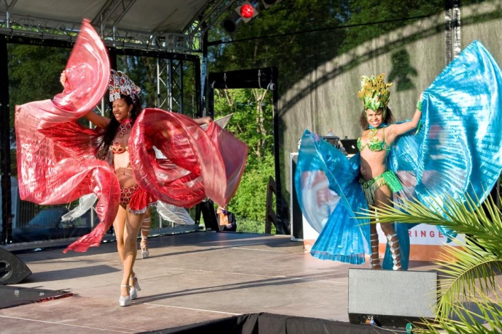 Sambashow mit zwei Tänzerinnen in rotem und blauem Kostüm