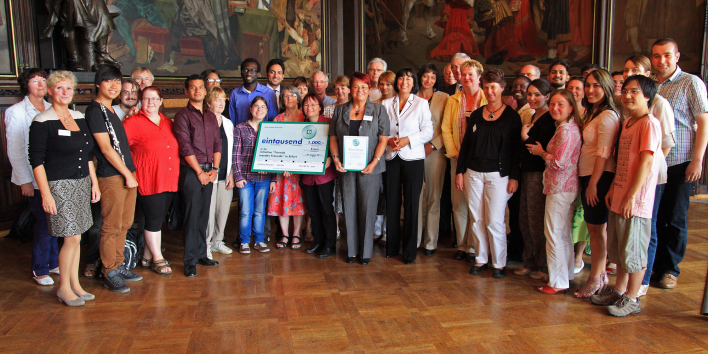 Gruppenbild mit Ministerin und Leiterin des Projektes "Fremde werden Freunde" im Rathausfestsaal.