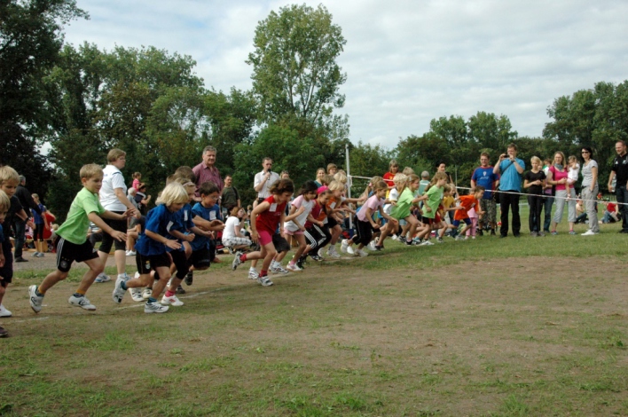 Kinder und Jugendliche beim Start