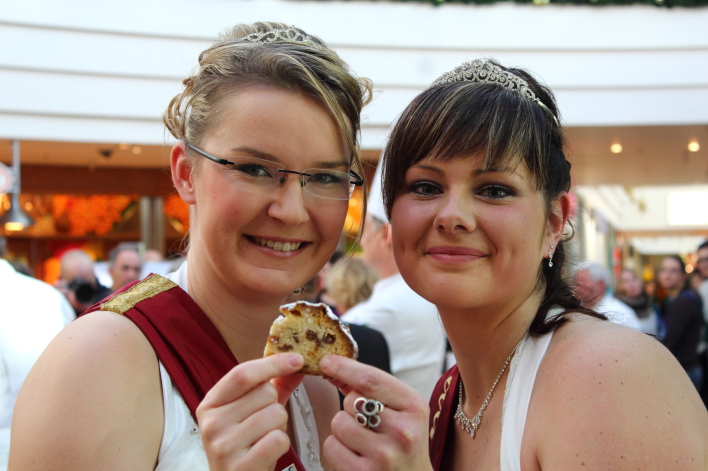 Foto: Stollenkönigin © T. Fischer Thüringer Stollenkönigin Alexandra I. und ihre Nachfolgerin Anna I. halten gemeinsam ein Stück Stollen.