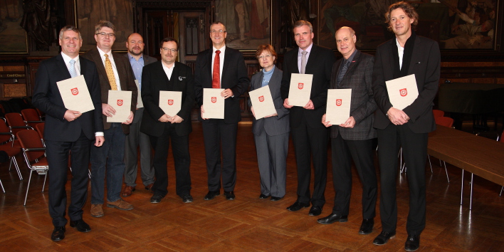 Vertreter von neun Erfurter Bildungseinrichtungen mit Urkunden zur Kooperationsvereinbarung.