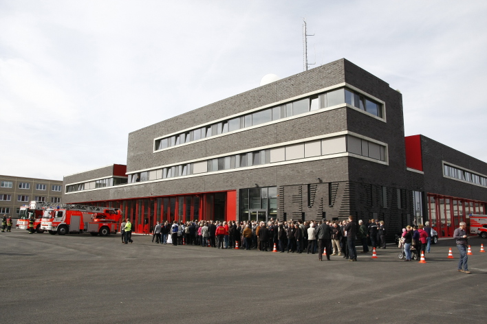 Mehrere hundert Gäste der Einweihungsfeier stehen vor dem Haupteingang der Feuerwache 2. 