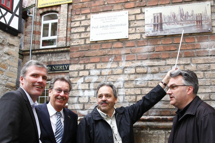 Foto: 2013-05-29_Röbling-Gedenktafel © Stadtverwaltung Erfurt Die Initatoren stehen mit dem Oberbürgermeister vor der Gedenktafel, die in gut zwei Metern Höhe angebracht ist. Im Hintergrund sieht man den Eingang zur Marktstraße 6.