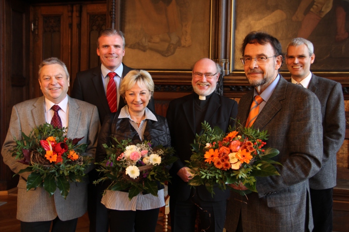 Gruppenbild mit den ausgezeichneten Personen, dem Oberbürgermeister und Vertretern der Kirchen. 