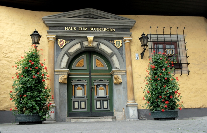 Eingangsportal Hochzeitshaus, rechts und links davor Blumenkübel.
