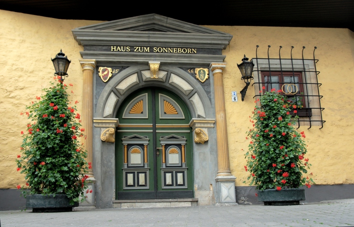 Foto: Hochzeitshaus © Stadtverwaltung Erfurt Eingangsportal Hochzeitshaus, rechts und links davor Blumenkübel.