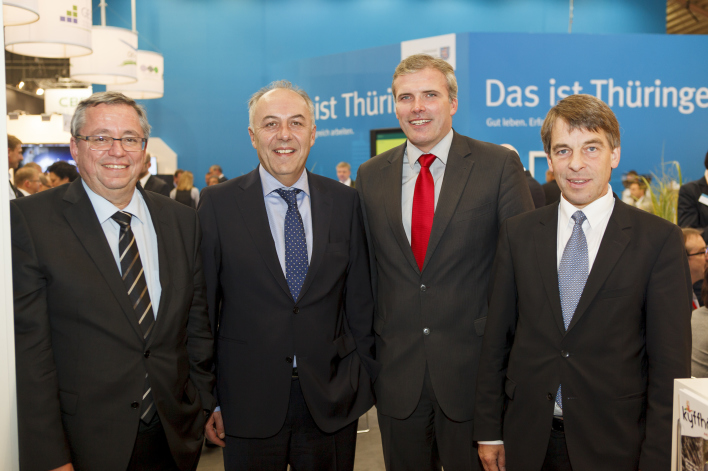 Gruppenbild mit dem Thüringer Wirtschaftsminister und den Oberbürgermeistern aus Erfurt, Weimar und Jena
