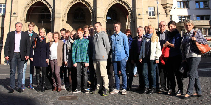 Gruppe von Austauschschülern aus Norwegen wird vom Erfurter Oberbürgermeister vor dem Rathaus begrüßt.