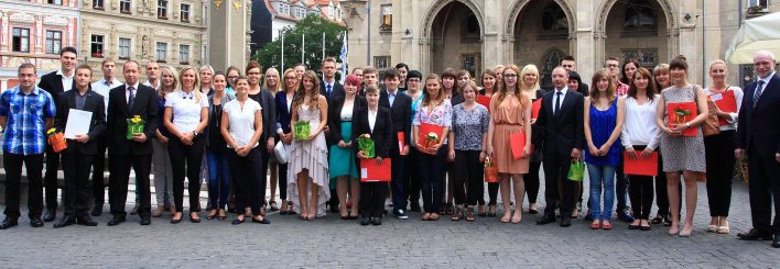 Begrüßung der 43 neuen Kollegen in der Stadtverwaltung zum Ausbildungsstart durch den Ausbildungsleiter - Gruppenbild vor dem Erfurter Rathaus.