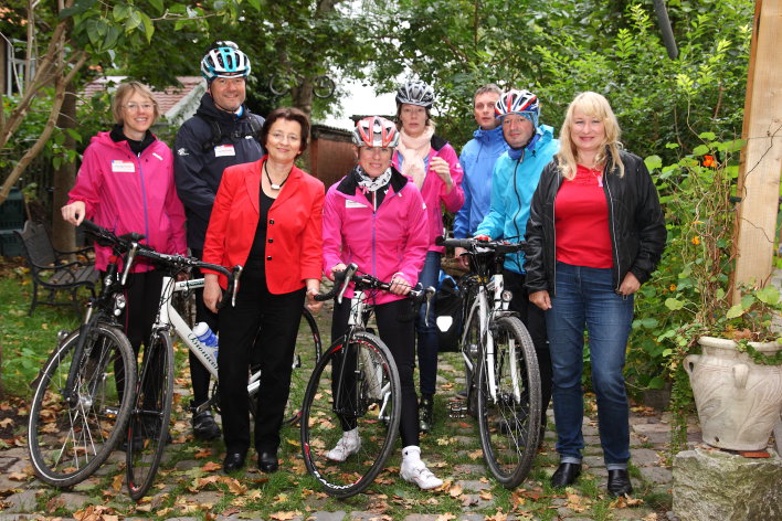 Gruppe von Radfahrern mit Fahrrädern, Sportkleidung und Helmen - gemeinsam mit der Erfurter Amtsärztin.