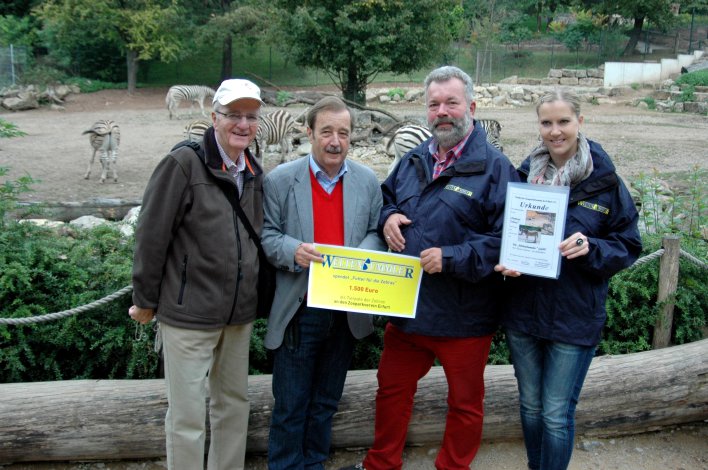 Foto: Weltenbummler wird Tierpate © Thüringer Zoopark Erfurt 4 Personen mit Patenurkunde im Zoo