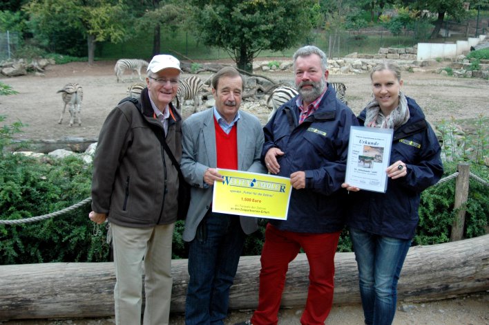 4 Personen mit Patenurkunde im Zoo